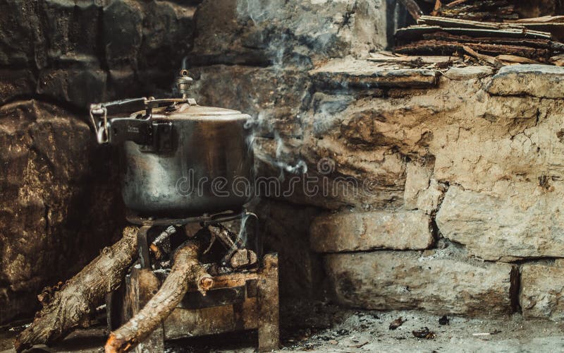 https://thumbs.dreamstime.com/b/pressure-cooker-firewood-coal-indian-food-cooking-village-70149959.jpg