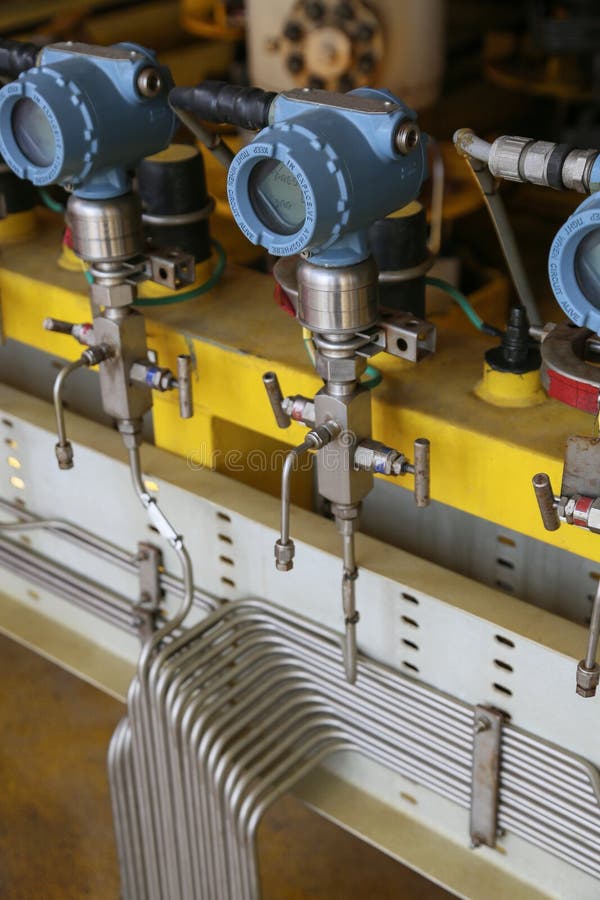 Pressure Transmitter in Oil and Gas Process , Send Signal To Controller