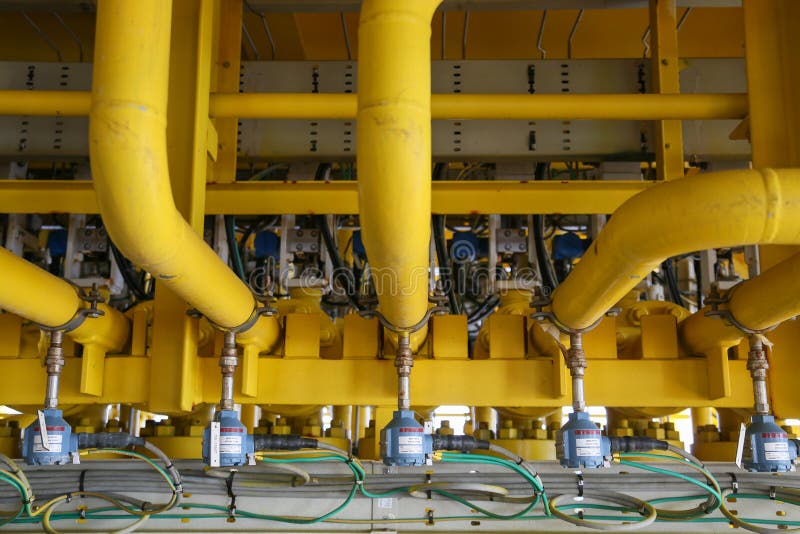 Pressure Transmitter in Oil and Gas Process , Send Signal To Controller