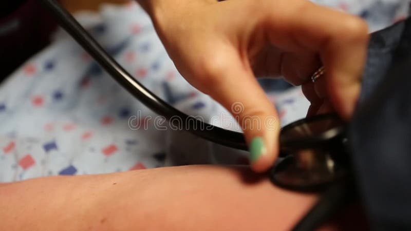 Pressão sanguínea de Checking Patient da enfermeira