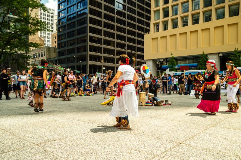 Prestazione azteca indigena di ballo Protesta contro i centri di detenzione della pattuglia di frontiera e del GHIACCIO fotografie stock Prestazione azteca indigena di ballo Protesta contro i centri di detenzione della pattuglia di frontiera e del GHIACCIO fotografie stock