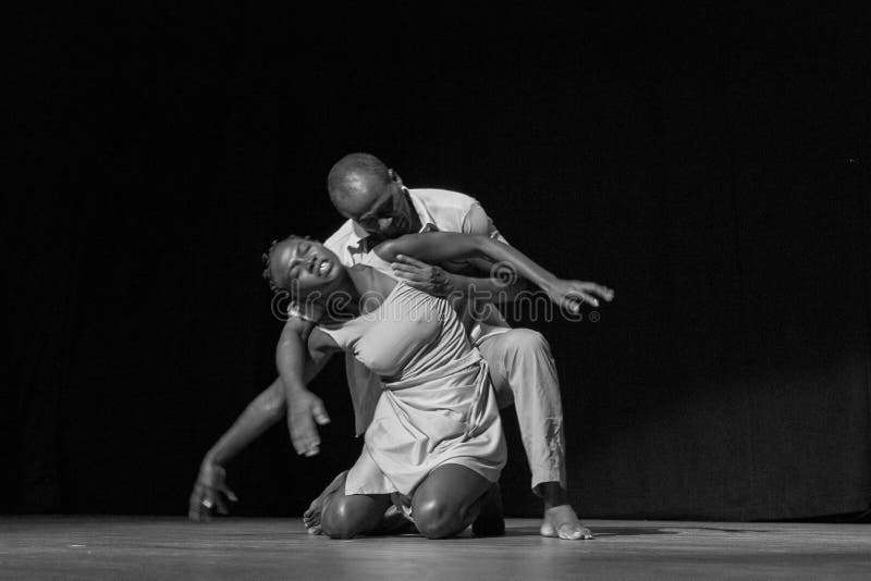 Prestazione del teatro di ballo Capo Verde Â “Raiz Di PolonÂ„ Rebecca 36