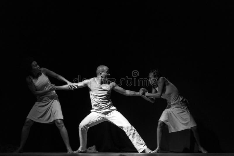 Prestazione del teatro di ballo Capo Verde Â “Raiz Di PolonÂ„ Rebecca 36