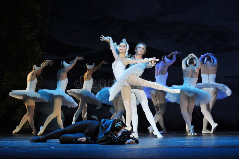 Prestazione di balletto classico in un teatro fotografia stock libera da diritti Prestazione di balletto classico in un teatro fotografia stock libera da diritti