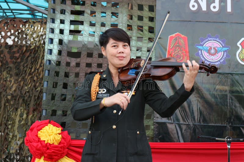 Prestazione musicale dei musicisti militari Gioco del patio all'aperto del violino al pubblico fotografia stock Prestazione musicale dei musicisti militari Gioco del patio all'aperto del violino al pubblico fotografia stock