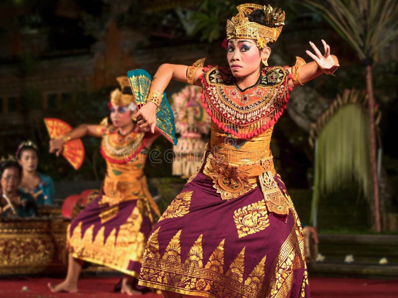 Prestazione tradizionale di ballo di Legong di balinese in Ubud, Bali immagine stock Prestazione tradizionale di ballo di Legong di balinese in Ubud, Bali immagine stock