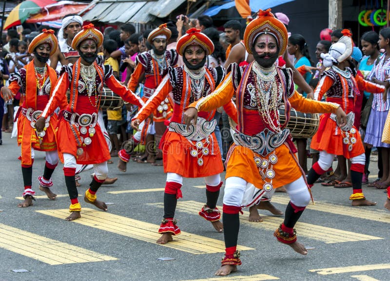 Presteren de kleurrijk geklede dansers tijdens Hikkaduwa Perahera in Sri Lanka stock foto's Presteren de kleurrijk geklede dansers tijdens Hikkaduwa Perahera in Sri Lanka stock foto's