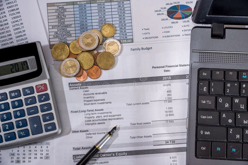 Presupuesto anual, estudio de mercados y informe de negocios con el ordenador portátil, cuentas euro, moneda y pluma fotos de archivo Presupuesto anual, estudio de mercados y informe de negocios con el ordenador portátil, cuentas euro, moneda y pluma fotos de archivo
