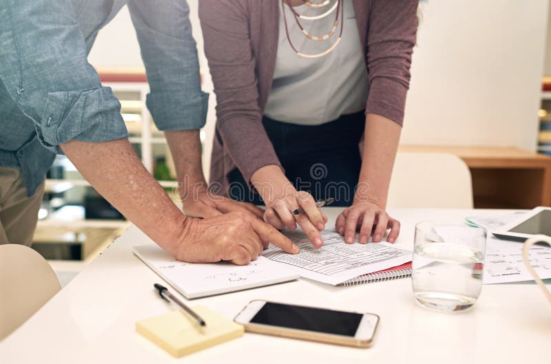 Presupuesto de mano y personas con la lista de verificación de documentos trabajo en equipo y planificación de renovación. Adminis foto de archivo