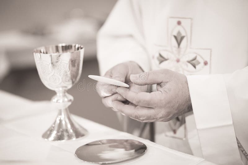 prete cattolico nella cerimonia di matrimonio di nozze della chiesa