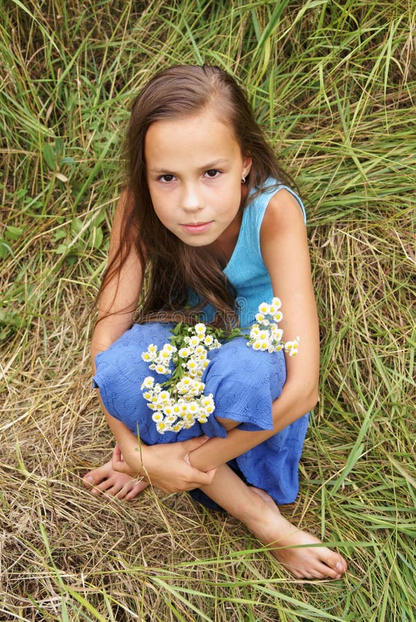 Preteen För Bakgrundsflickagräs Fotografering För Bildbyråer Bild Av