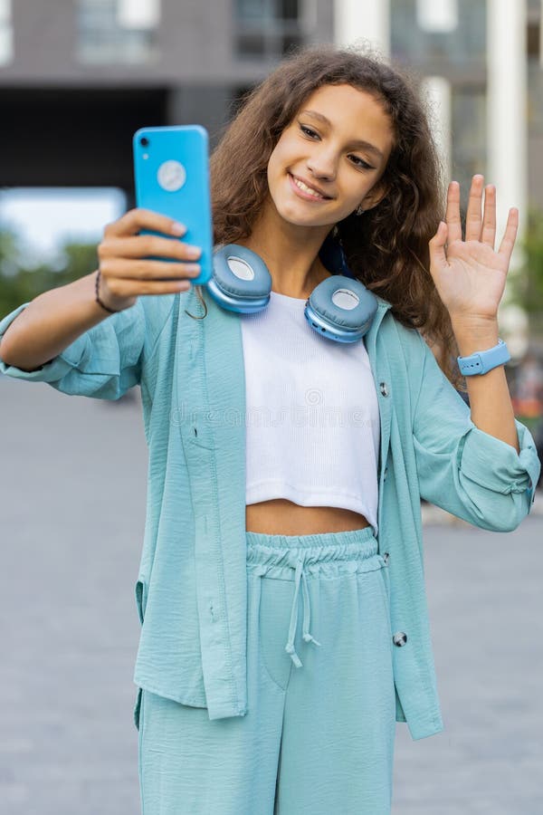 Preteen girl blogger prendre selfie sur smartphone vidéo appel en ligne avec des abonnés à city street photographie stock libre de droits