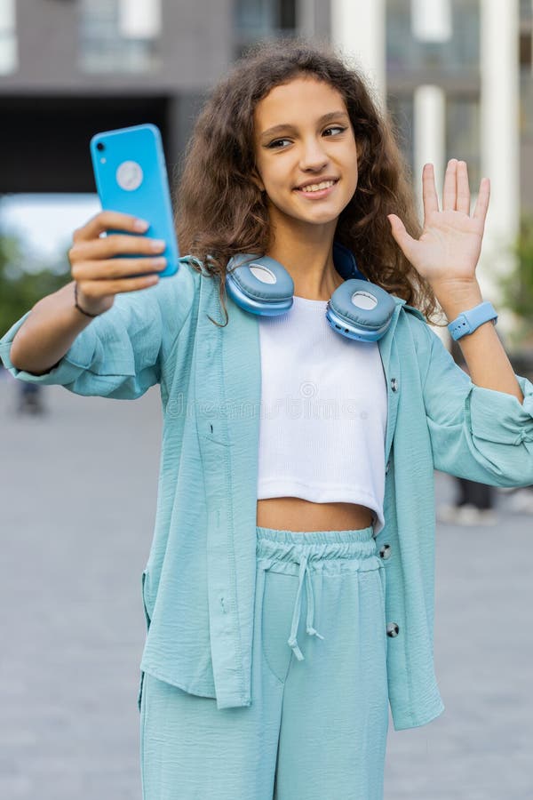 Preteen girl blogger prendre selfie sur smartphone vidéo appel en ligne avec des abonnés à city street photos libres de droits