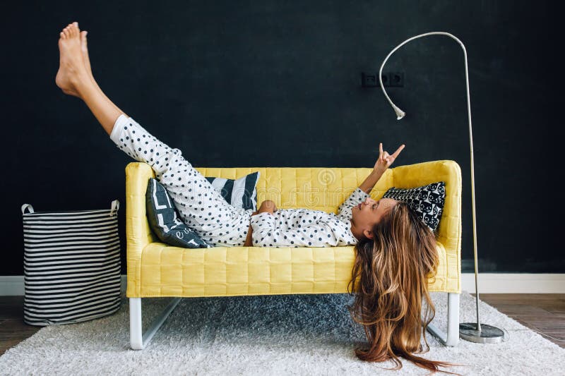 Pretienerkind op de laag tegen zwarte muur in het moderne leven stock afbeelding Pretienerkind op de laag tegen zwarte muur in het moderne leven stock afbeelding