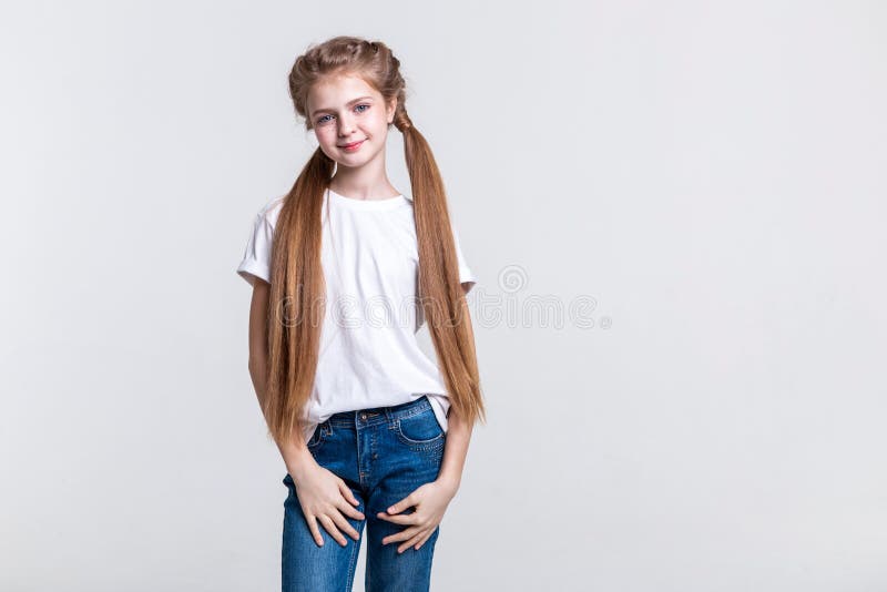 Prettig kalm meisje die licht terwijl het voorstellen van haar buitengewoon lang haar glimlachen stock foto Prettig kalm meisje die licht terwijl het voorstellen van haar buitengewoon lang haar glimlachen stock foto
