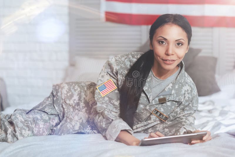 Prettige aardige vrouw die u bekijken stock foto Prettige aardige vrouw die u bekijken stock foto