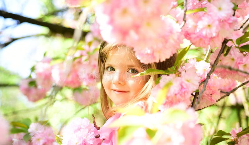 Prettige de lentedag Klein kind Natuurlijke Schoonheid De Dag van kinderen De manier van het de zomermeisje Gelukkige kinderjaren stock fotografie Prettige de lentedag Klein kind Natuurlijke Schoonheid De Dag van kinderen De manier van het de zomermeisje Gelukkige kinderjaren stock fotografie