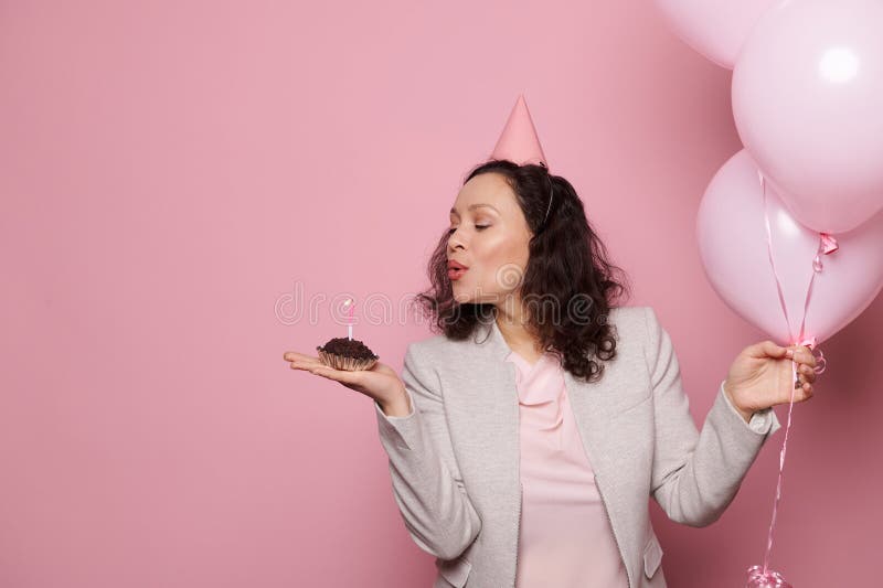 Happy Birthday Poses 😍 with Cake 🎂| Birthday Poses for girls | Creative  Ragini #birthdaypose - YouTube