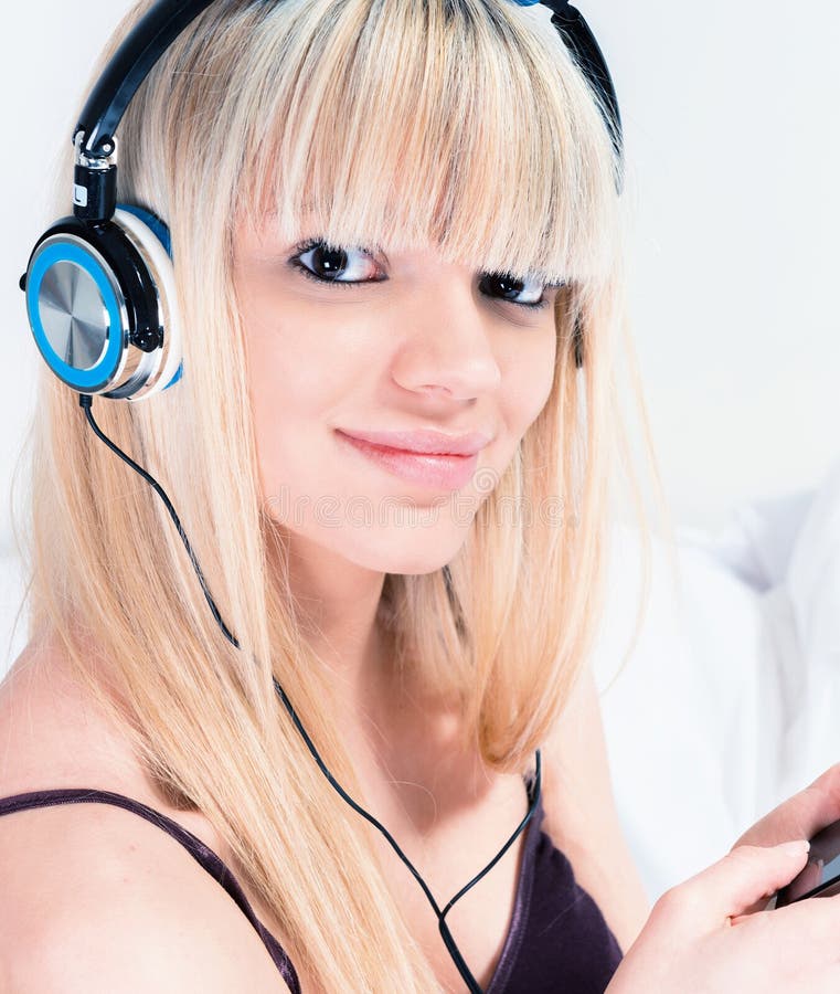 pretty girl listening to music meme pretty girl listening to music meme