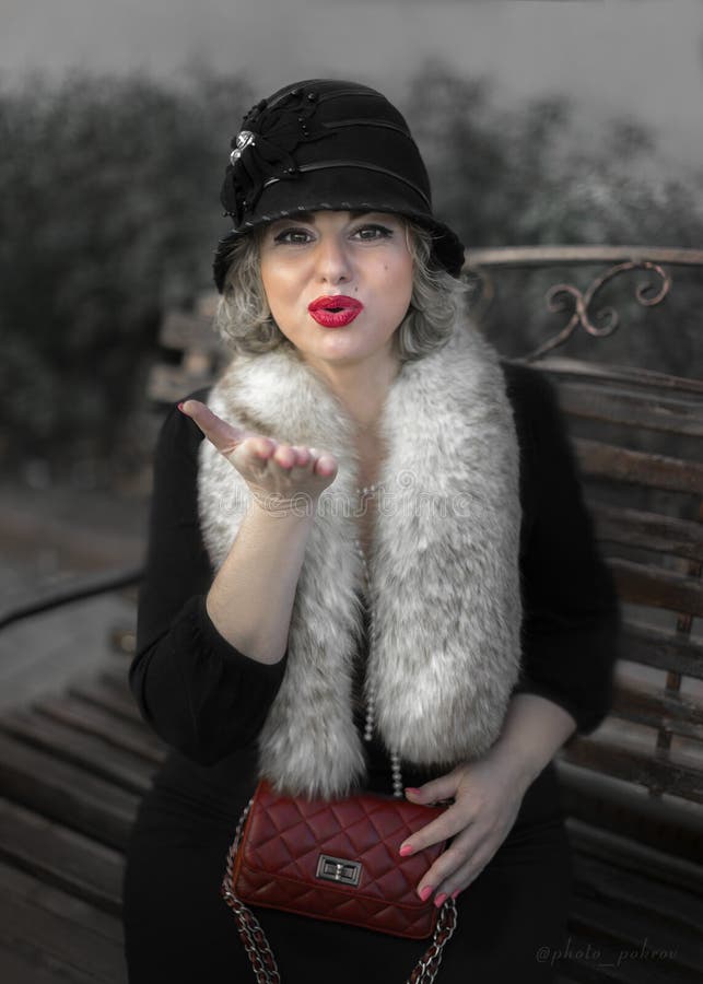 Pretty Blonde Woman Dressed in Retro Style in Fur Boa, Cloche Hat Holding a  Handbag on Chain Sitting on Wooden Bench on Stock Image - Image of  lipstick, person: 165038143