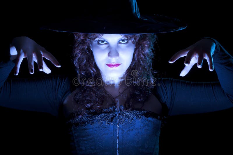 Foto De Stock Bruxa Bonita Em Luz Azul, Royalty-Free