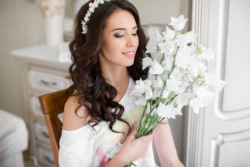 Hermoso novia boda flores, atractivo una mujer en boda ropa.