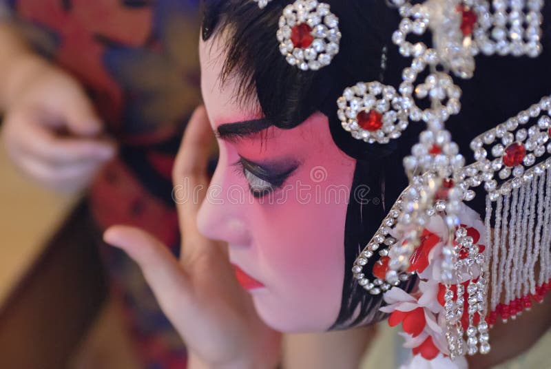 Pretty chinese opera actress