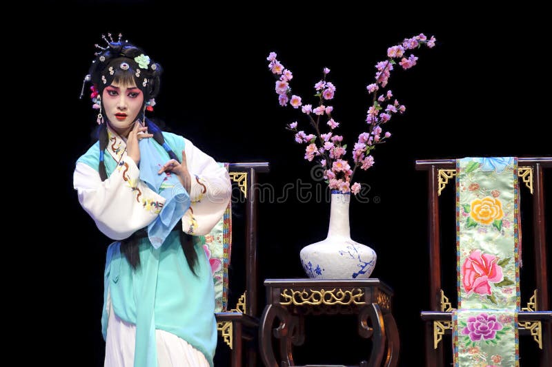 Pretty chinese opera actress