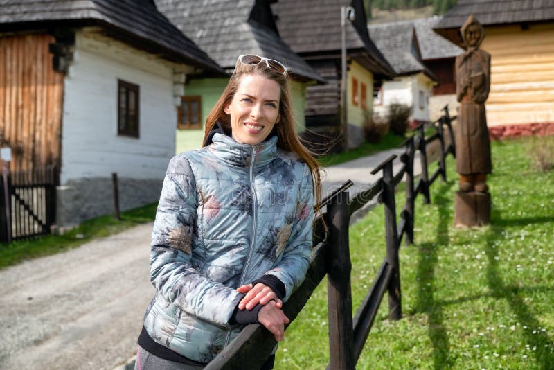Hezká tvář dívka pózuje ve staré historické vesnici Vlkolínec na Slovensku
