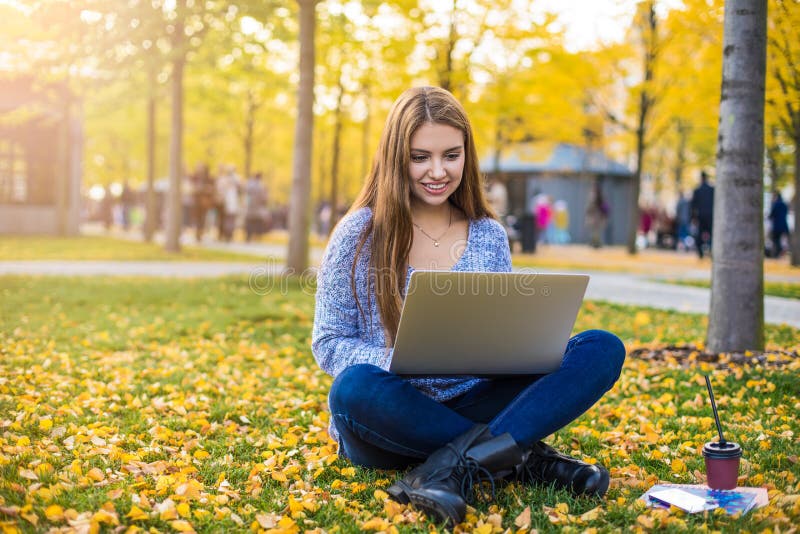 Pretty Frau Blogger schreibt Artikel über Netbook lizenzfreie stockfotografie