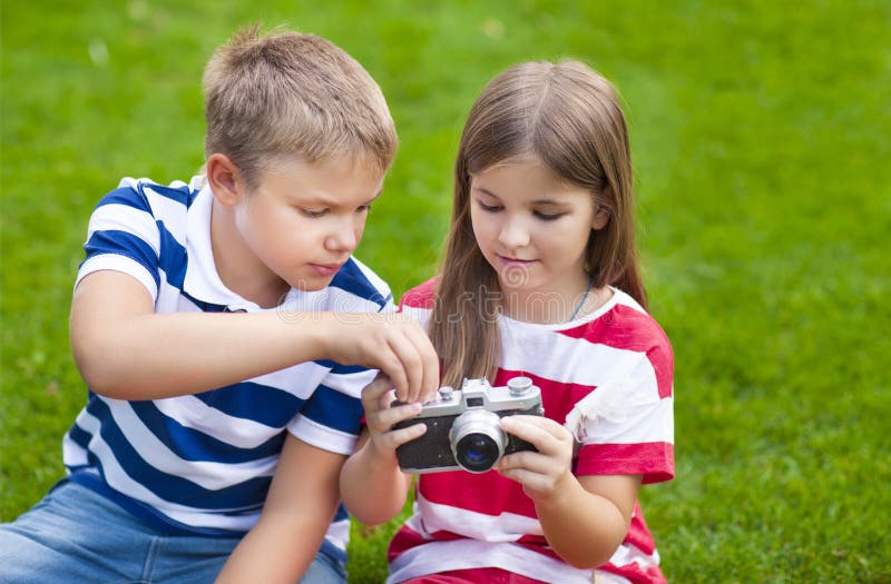 Sister and brother playing. Парень играет с сестрой. Картинка брат и сестра играют. Brother and sister Play.