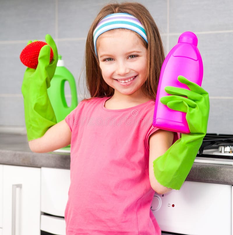 Ragazza graziosa lavare i piatti in cucina.