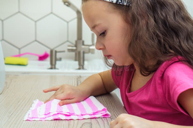 https://thumbs.dreamstime.com/b/pretty-little-girl-wipe-kitchen-table-household-rag-cleaning-portrait-closeup-child-tidying-up-kitchen-pretty-little-271588040.jpg