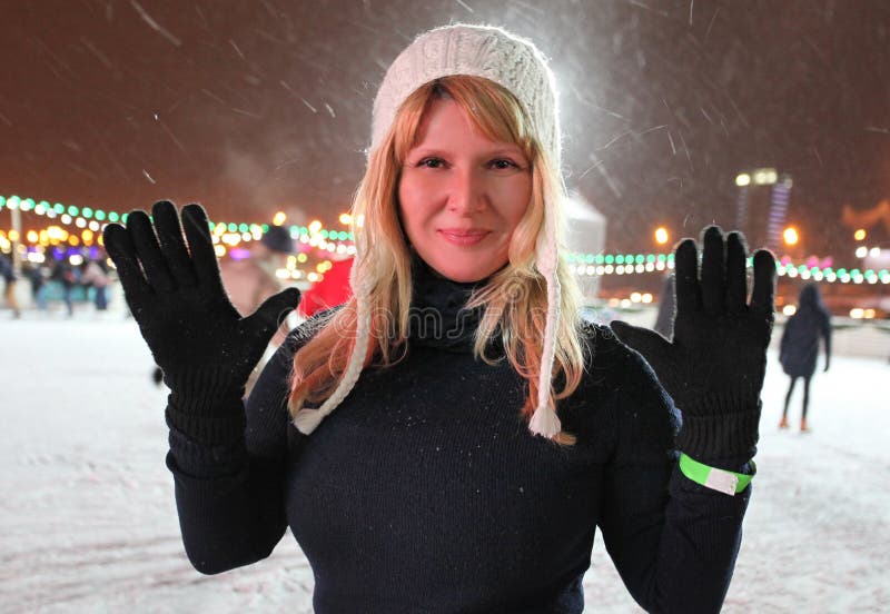 Mujer bonita sobre el patinaje sobre ruedas Pista de hielo la nieve.