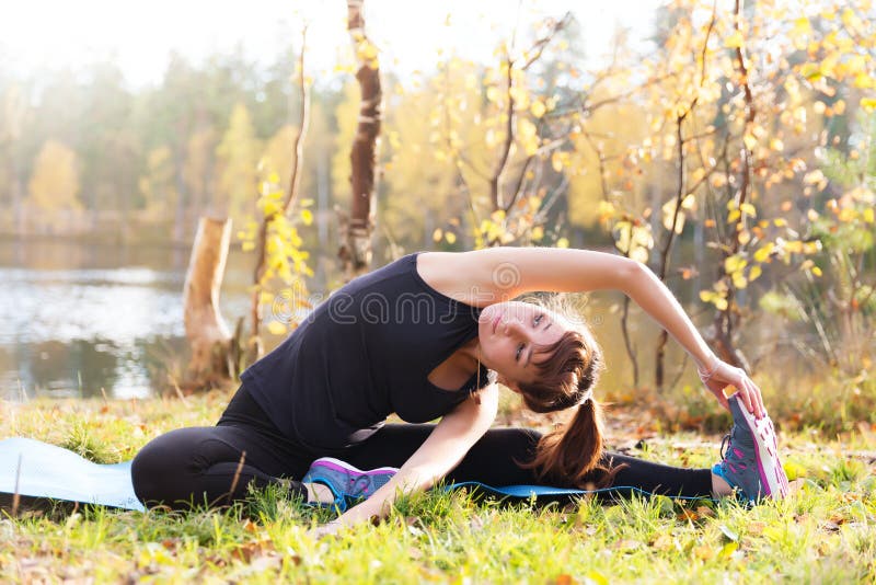 Pretty woman yoga Parivrtta Janu Sirsasana Head to Knee pos royalty free stock images Pretty woman yoga Parivrtta Janu Sirsasana Head to Knee pos royalty free stock images