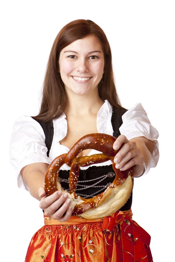 Pretzel bávaro de Oktoberfest da terra arrendada da mulher imagem de stock royalty free Pretzel bávaro de Oktoberfest da terra arrendada da mulher imagem de stock royalty free