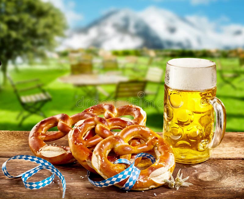 Pretzels and pint of beer to celebrate Oktoberfest royalty free stock images Pretzels and pint of beer to celebrate Oktoberfest royalty free stock images