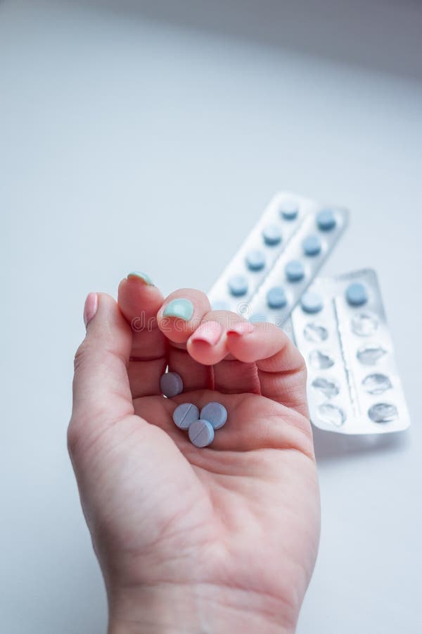 Preventivpiller-, minnestavla- och droghög i hand för doktors` s Sund livsstil, medicin, näringsrika tillägg och folkbegrepp arkivbilder Preventivpiller-, minnestavla- och droghög i hand för doktors` s Sund livsstil, medicin, näringsrika tillägg och folkbegrepp arkivbilder