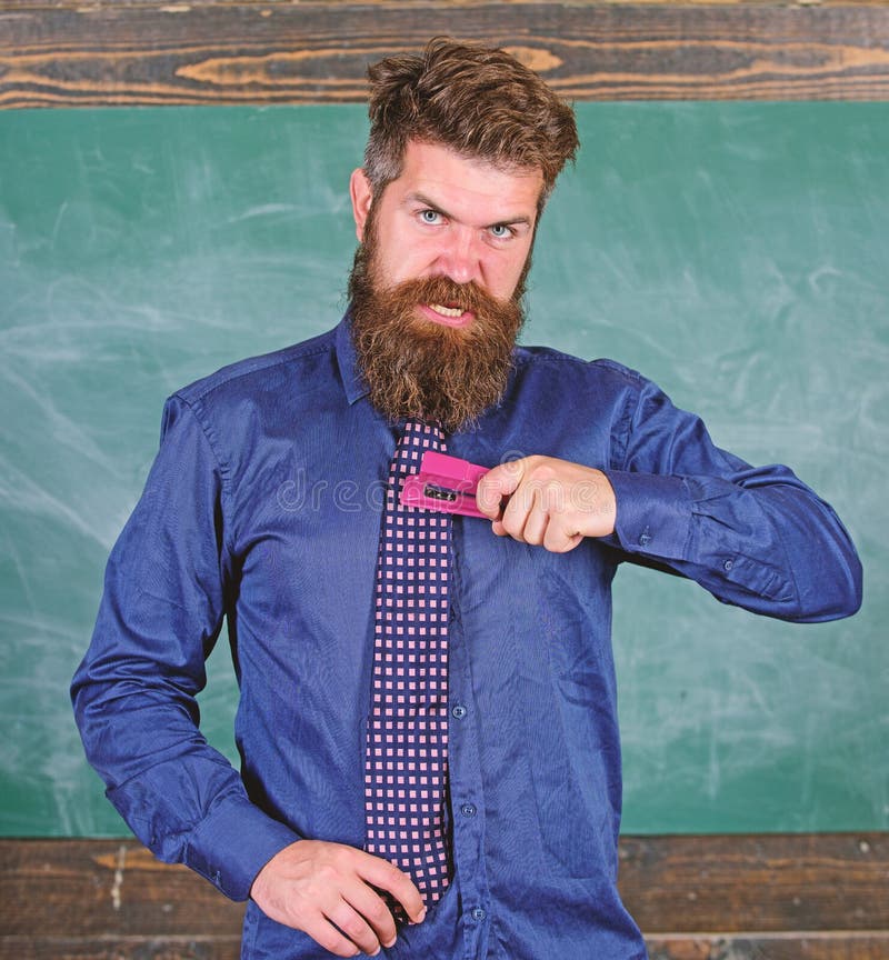 Prevenção de acidentes da escola Eduque artigos de papelaria Do grampeador desalinhado do uso do homem maneira perigosa Vestuário foto de stock Prevenção de acidentes da escola Eduque artigos de papelaria Do grampeador desalinhado do uso do homem maneira perigosa Vestuário foto de stock