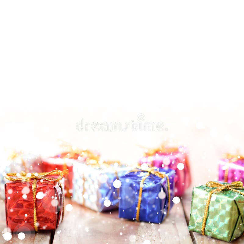Prezenta pudełko na drewnianym tle dla chrismas nowego roku, specjalny dzień zdjęcie royalty free Prezenta pudełko na drewnianym tle dla chrismas nowego roku, specjalny dzień zdjęcie royalty free