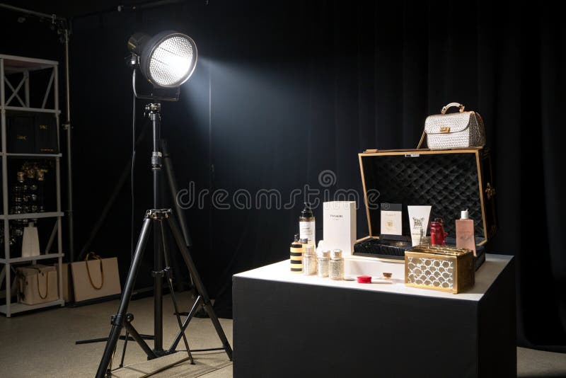 Prezentacja produktów z centrum uwagi w czarnym studio royalty ilustracja