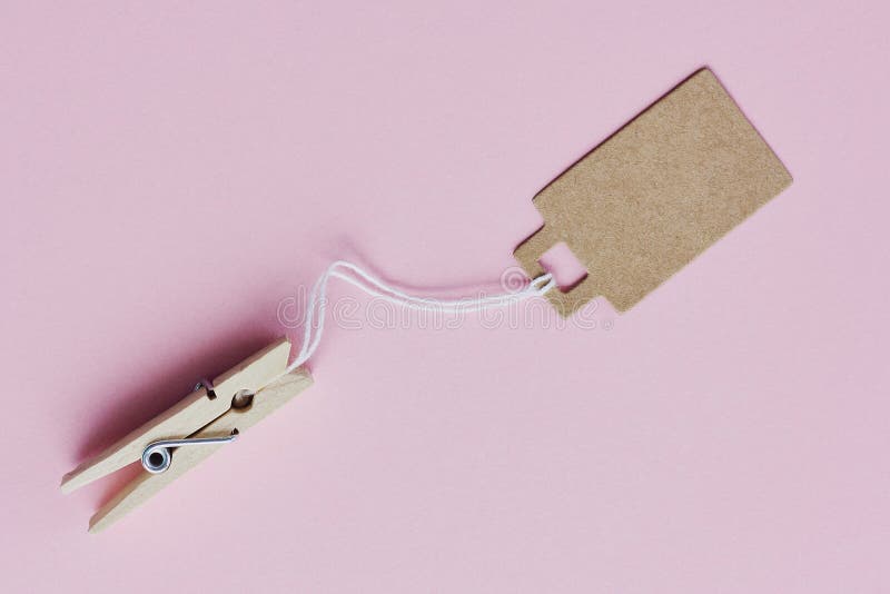 Prezzo da pagare marrone in bianco del cartone, etichetta di vendita, etichetta del regalo, etichetta di indirizzo che appende su immagini stock libere da diritti Prezzo da pagare marrone in bianco del cartone, etichetta di vendita, etichetta del regalo, etichetta di indirizzo che appende su immagini stock libere da diritti