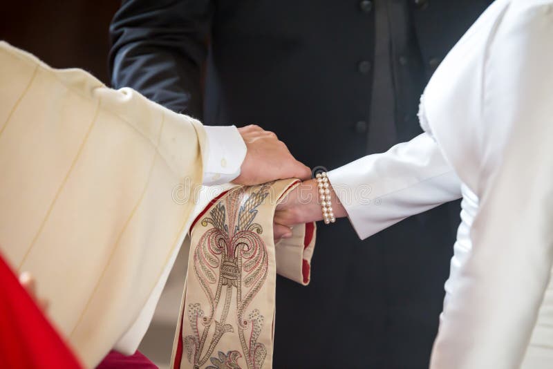 Priester, der Segen zu einem Paar an einer Hochzeitszeremonie gibt