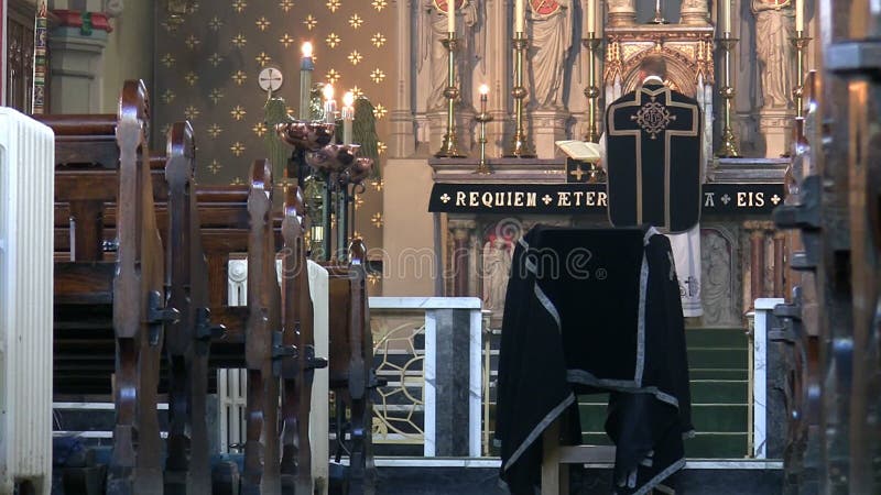 Priester die begrafenismassa in de kerk vieren