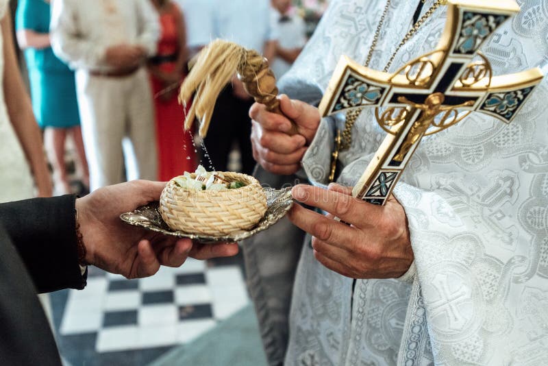 Priester die luxetrouwringen in de oude kerk zegenen stock fotografie Priester die luxetrouwringen in de oude kerk zegenen stock fotografie