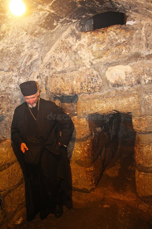 Priester im St. Lazarus Church, das Grab von Lazarus, gelegen in der Westjordanlandstadt des Als-Eizariya, Bethany, nahe Jerusale lizenzfreies stockfoto Priester im St. Lazarus Church, das Grab von Lazarus, gelegen in der Westjordanlandstadt des Als-Eizariya, Bethany, nahe Jerusale lizenzfreies stockfoto