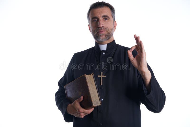 Priester mit den okayfingerhänden unterzeichnen stockbild Priester mit den okayfingerhänden unterzeichnen stockbild