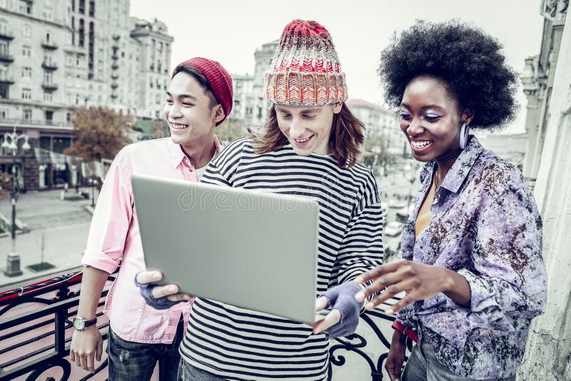 Prieteni cu concursuri mixte și veseli care au conversații online stock image