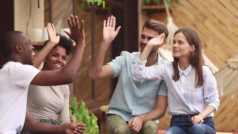 Prieteni fericiți și diverși studenți care sărbătoresc cel mai mare număr de persoane stock footage