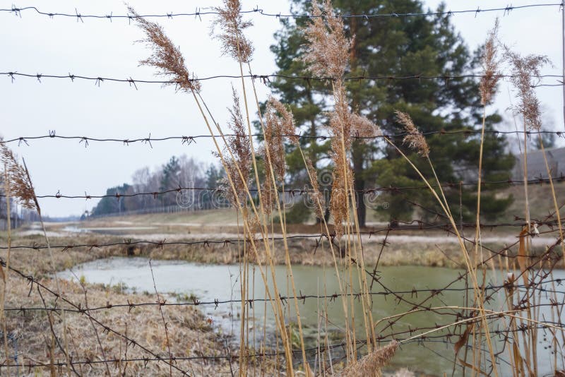 Prikkeldraadrivier het schermen Gevaarlijk gesloten gebied stock afbeeldingen Prikkeldraadrivier het schermen Gevaarlijk gesloten gebied stock afbeeldingen
